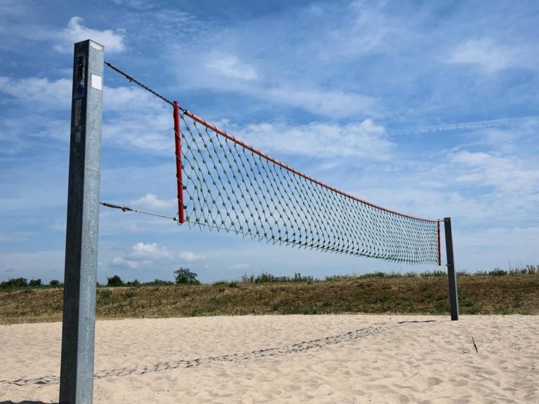 Das Beachvolleyballfeld auf dem Campus mit aufgespanntem Netz
